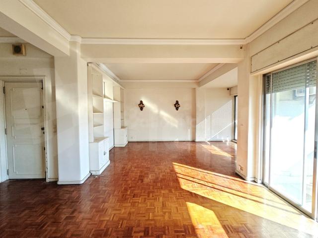 Apartamento para remodelar na Av. Eua 219m² Alvalade