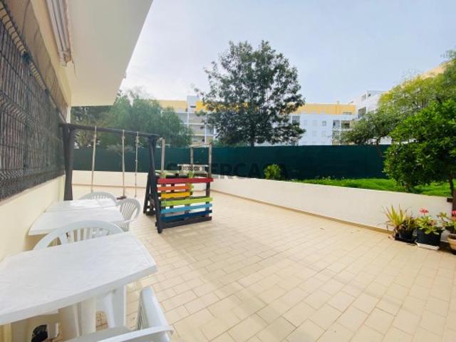 Apartamento 2 quartos, perto da praia,com 2 espaços de garagem, terraço muito grande