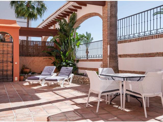 Apartamento planta baja Frigiliana con 2 dormitorios con gran terraza con piscina comunitaria