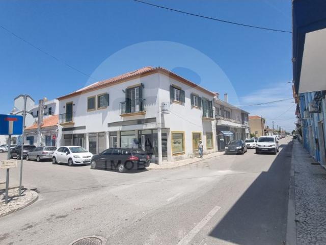 Apartamento pronto a habitar area total 140,4m2 comercializaçao por Propostas Múltiplas 1º andar de moradia e sotão, 2 varandas no centro de Marinhais. perto do Bloco Logistico Mercadona em Almeirim de Santarem e da plataforma logistica do Carregado