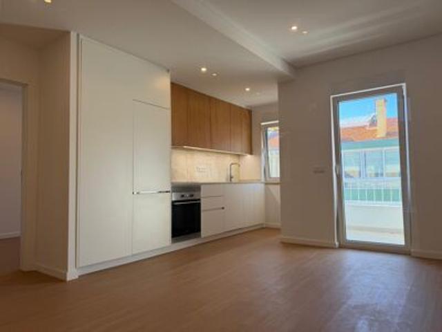 Apartamento Remodelado de 1 Quarto para Arrendar em Linda a Velha