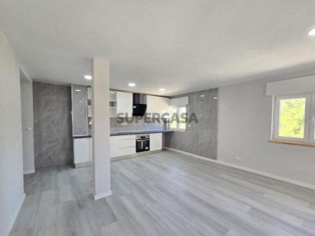 Apartamento Remodelado T2, c/Arrecadação, Centro de Corroios