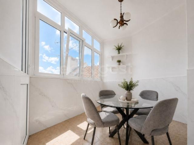 Apartamento remodelado T2 com 2WC e vista mar