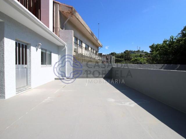 Apartamento Renovado T2+1 no centro de Carvalhos, terraço, salamandra e luz natural