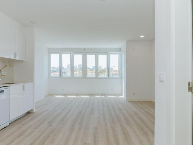 Apartamento Renovado T2 com Vista Panorâmica em Marvila, Lisboa