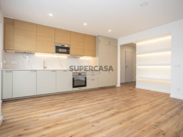 T2 Renovado |Suíte |Logradouro Privativo | Pronto a Habitar