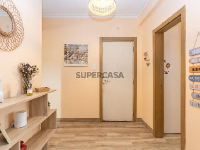 Apartamento Renovado T2 em Seixal com Logradouro de 135m2