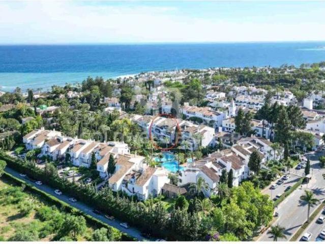Apartamento renovado y espacioso en el corazón de Puente Romano, Marbella
