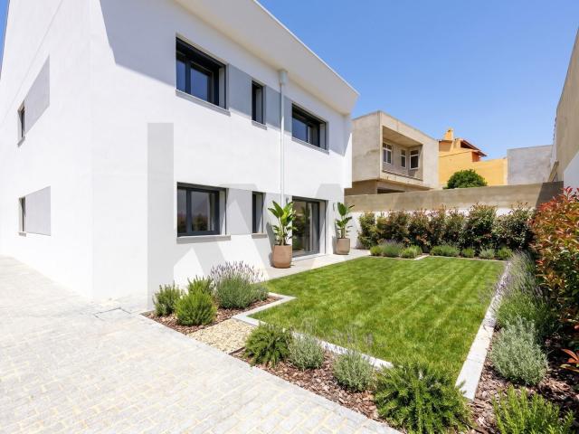 Apartamento Renovado com Logradouro Privativo de 113 m² – R/C do Projeto TRIO