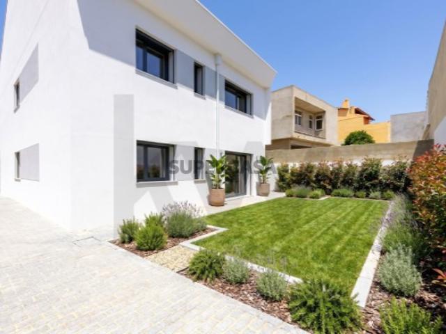 Apartamento Renovado com Logradouro Privativo de 113 m² R/C do Projeto TRIO