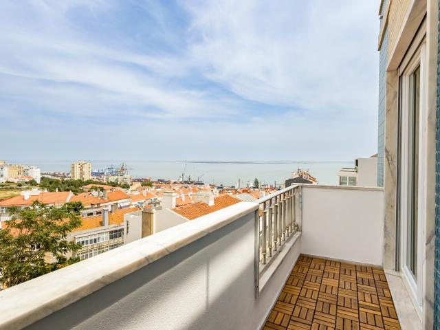 Apartamento T2 totalmente renovado, pronto a habitar, com varanda, vista rio e dois elevadores