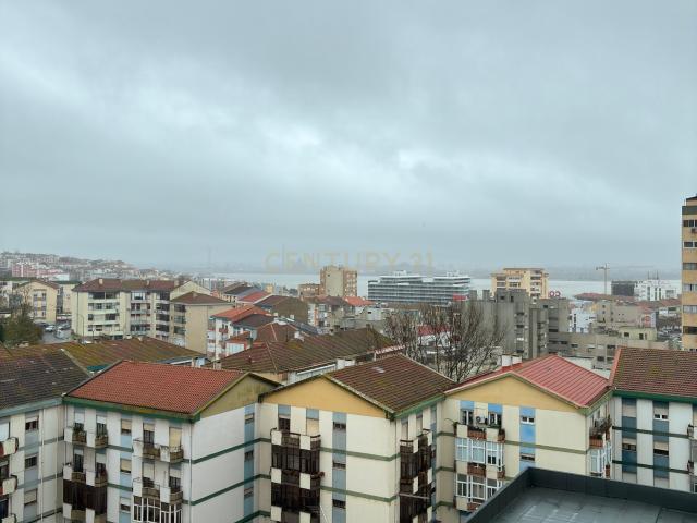 Apartamento Renovado com Vista Rio em Barreiro