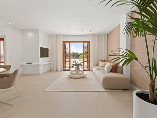 Apartamento Renovado con Elegancia Moderna y Vistas al Golf