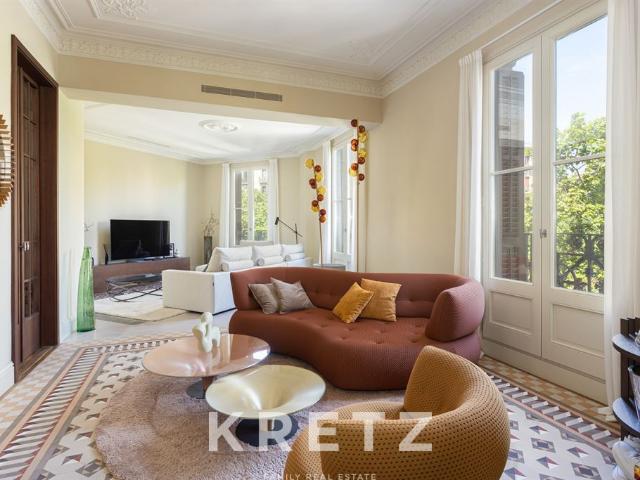 Apartamento renovado con elementos de época en Eixample Dreta
