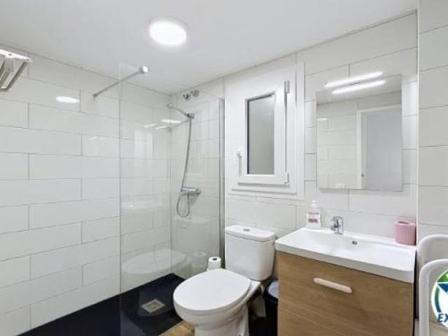 Apartamento renovado con licencia turística en el centro de Rosas, a 150m de la