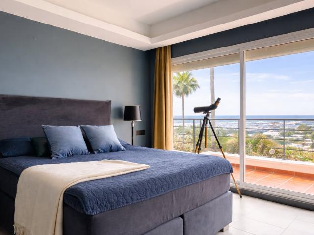 Apartamento Renovado con Vistas Amplias al Mar y al Golf en. 179m² Marbella