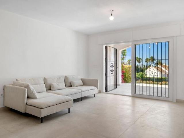 Apartamento Renovado de 3 Dormitorios con Vistas al Mar en Malambo