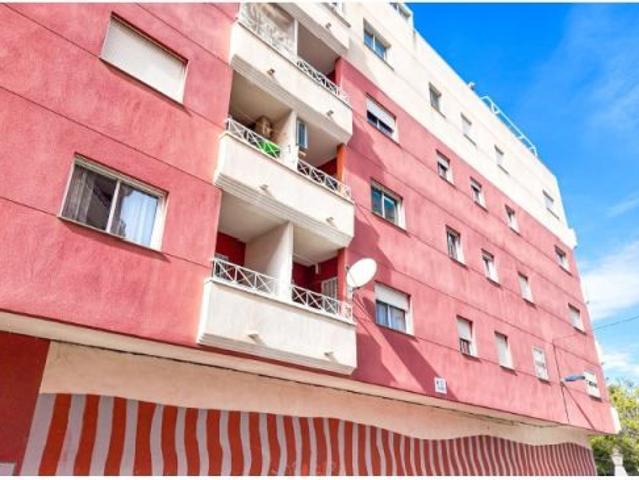 APARTAMENTO RENOVADO DE FORMA MODERNA CON PISCINA COMÚN EN PARQUE DE LAS