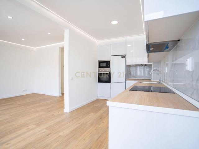 Apartamento Renovado de Luxo em Queijas, Oeiras