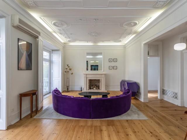 Apartamento Renovado e Mobilado na Av. João Crisóstomo, Lisboa