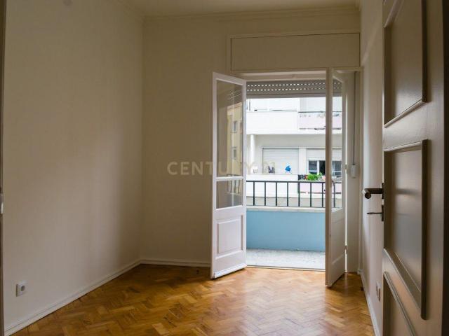 Apartamento Renovado em Benfica, Lisboa 2 Quartos e Varanda