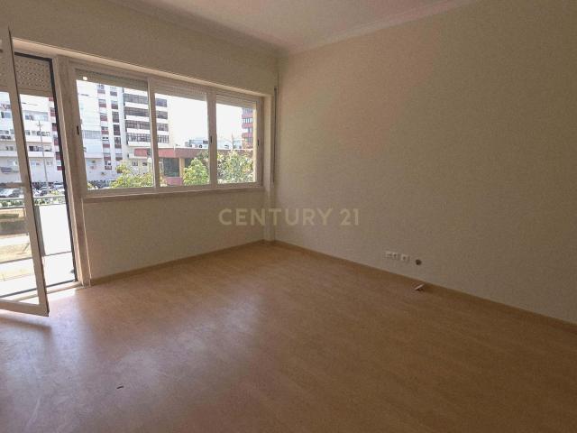 Apartamento Renovado em Oeiras Nova com 3 Quartos e Varanda!