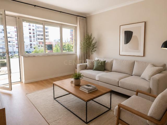 Apartamento Renovado em Oeiras Nova com 3 Quartos e Varanda!