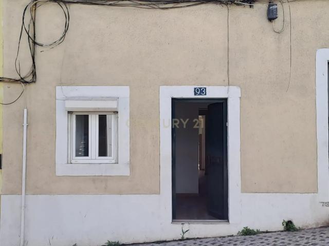 Apartamento Renovado na Ajuda, Lisboa com Ar Condicionado