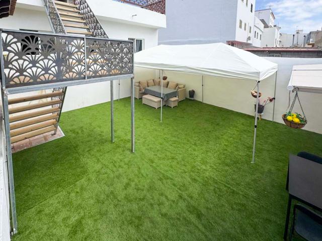 Apartamento recién reformada con terraza privada y piscina