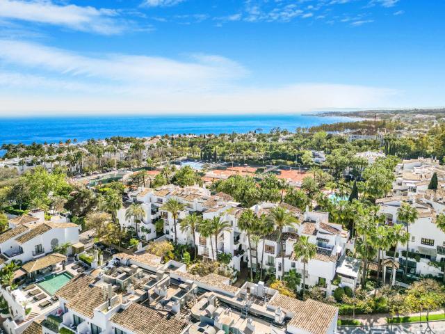 Apartamento Refinado con Vistas al Jardín en los Jardines An. 136m² Marbella