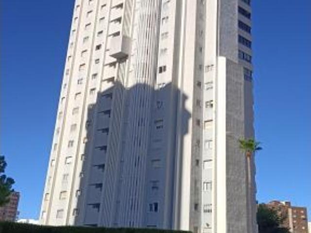 APARTAMENTO REFORMADO CON PARKING Y PISCINA EN EL CENTRO DE BENIDORM