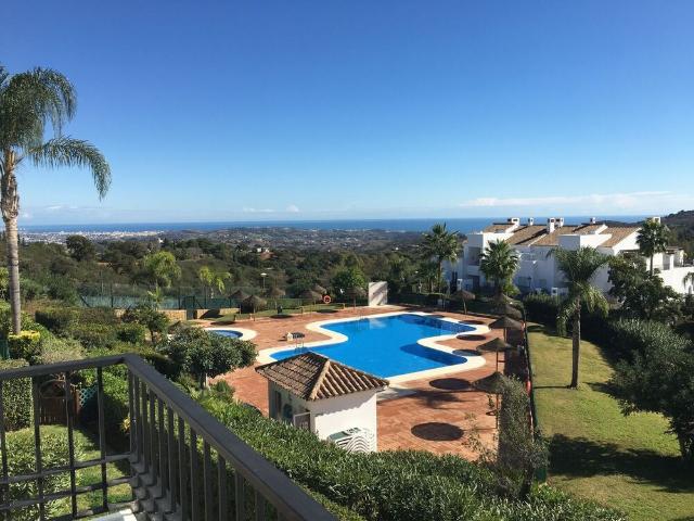 Apartamento reformado con vistas al mar en La Mairena con acceso a golf y ocio  disponible a partir del 15 de junio de 2026