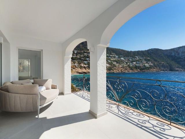 Apartamento reformado con vistas al mar en primera línea – Cala Llamp