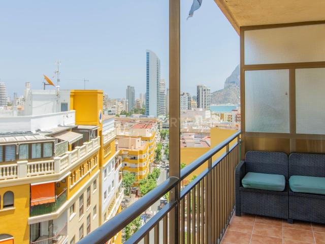 Apartamento reformado con 2 dormitorios, balcón y vistas al mar, en el centro de Calpe