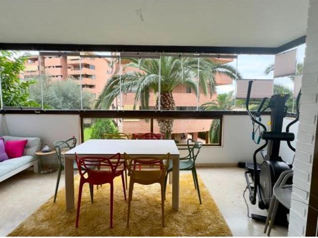Apartamento reformado de 2 dormitorios, 2 baños y urbanización completa