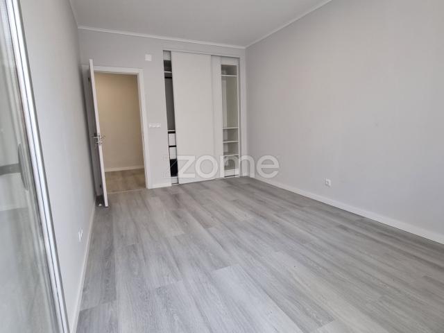 Apartamento reformado de 2 quartos com varanda e depósito