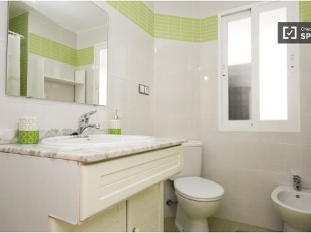 Apartamento reformado de 4 dormitorios en alquiler en el barrio de Ronda