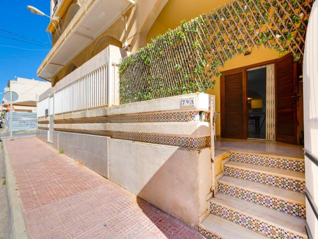Apartamento reformado en planta baja con terraza privada en Habaneras, Torrevieja