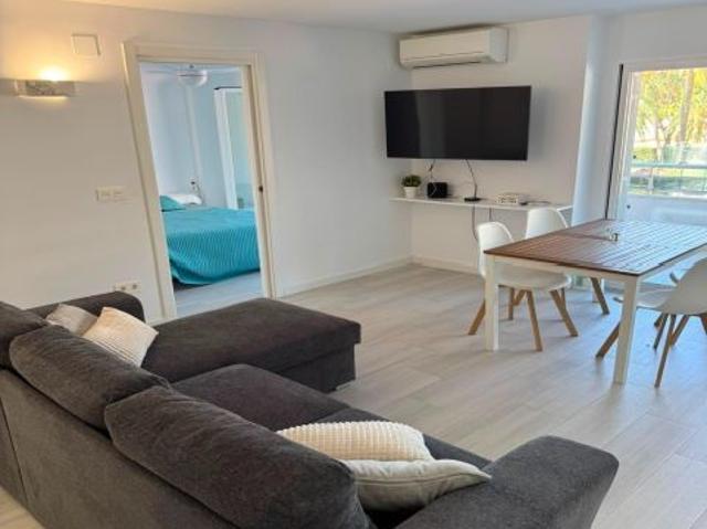 Apartamento reformado en primera línea de playa con vistas al mar