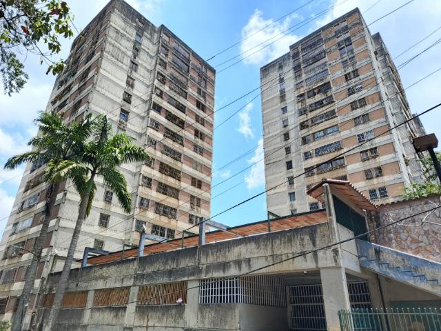 Apartamento Res Las Churuatas San Antonio de Los Altos piso medio AT