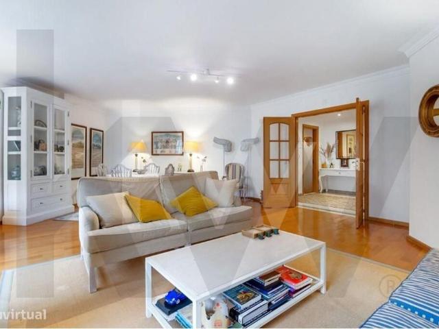 Apartamento SEMI NOVO T3 com Varanda em Cascais