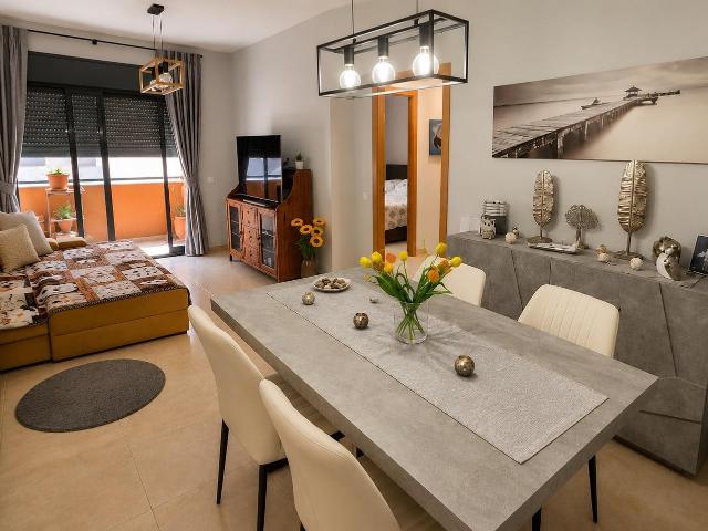 Apartamento seminuevo, totalmente amueblado y listo para entrar a vivir, a solo 4,5 km de las playas de l’Ampolla