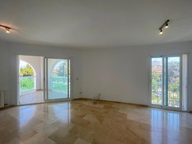 Apartamento sin amueblar, un dormitorio, terraza vistas al mar, parking. Ciudad Jardín