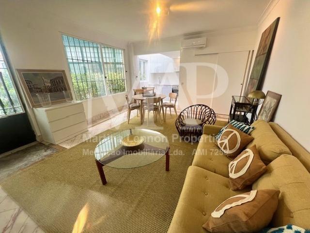 Apartamento situado no coração do Monte Estoril, apenas a 4 minutos a pé da estação de comboios do Monte Estoril e da praia