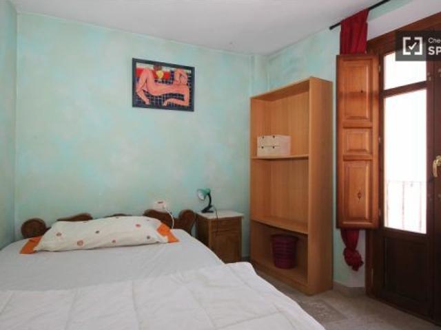 Apartamento soleado de 2 dormitorios y 1 baño con terraza en la azotea cerca de la Alhambra y el cen