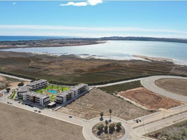 Apartamentos con licencia turística de obra nueva y vistas a la laguna en El Raso, Guardamar del Seg