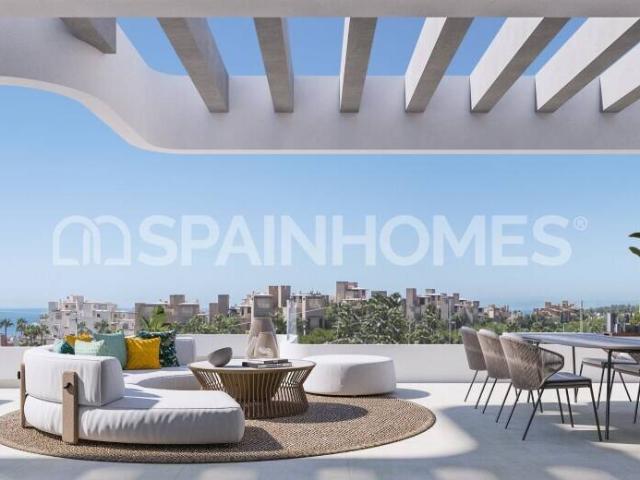 Apartamentos con Vistas al Mar y Piscina Comunitaria en Estepona