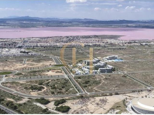 Apartamentos, bungalows, villas pareadas e independientes con magníficas zonas comunes en Torrevieja