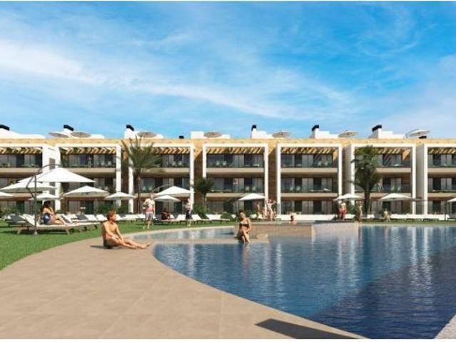 Apartamentos de 2 o 3 dormitorios, 2 baños con piscina comunitaria y garage en zona de Los Alcazares