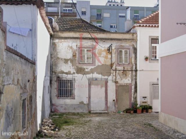 Apartamentos / Prdio para recuperao total no Barreiro